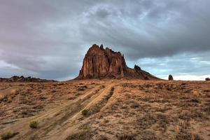 shiprock é um monadnock erguendo-se quase 1.583 pés acima da alta planície desértica da nação navajo no condado de san juan, novo méxico, estados unidos. foto