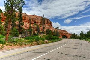 dirija através do arco ao longo da rodovia em utah, fora do red canyon. foto