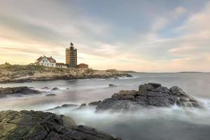 farol de portland head em cape elizabeth, maine. é um farol histórico em cape elizabeth, maine. concluído em 1791, é o farol mais antigo do estado de maine. foto