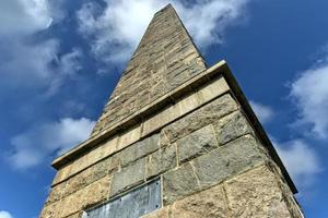 o monumento de groton, também chamado de monumento de fort griswold, é um monumento de granito em groton, connecticut, dedicado aos defensores que tombaram durante a batalha de groton heights em 6 de setembro de 1781. foto