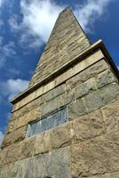 o monumento de groton, também chamado de monumento de fort griswold, é um monumento de granito em groton, connecticut, dedicado aos defensores que tombaram durante a batalha de groton heights em 6 de setembro de 1781. foto