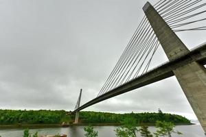 a ponte estreita de penobscot é uma ponte estaiada de 2.120 pés de comprimento sobre o rio penobscot em maine. foto