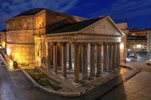 vista aérea da antiga igreja do panteão ao amanhecer em roma, itália. foto