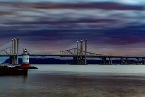 pontes tappan zee novas e antigas coexistindo no rio hudson com um pôr do sol dramático. foto