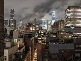 horizonte do centro de nova york em uma noite nublada e nebulosa de tribeca. foto