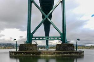 Lions Gate Bridge vista do Parque Stanley em Vancouver, Canadá. a lions gate bridge, inaugurada em 1938, oficialmente conhecida como a primeira ponte estreita, é uma ponte pênsil. foto