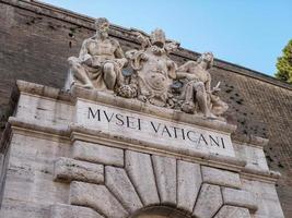 esculturas acima da entrada do museu vaticano em roma, itália foto