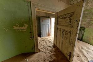 cidade fantasma kolmanskop, namíbia foto