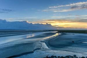 água ao redor da catedral do mont saint-michel na ilha, normandia, norte da frança, europa. foto