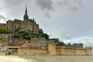 bela catedral de mont saint-michel na ilha, normandia, norte da frança, europa. foto