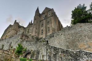 bela catedral de mont saint-michel na ilha, normandia, norte da frança, europa. foto