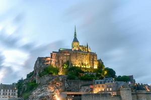 bela catedral de mont saint-michel na ilha, normandia, norte da frança, europa. foto