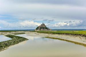 bela catedral de mont saint-michel na ilha, normandia, norte da frança, europa. foto