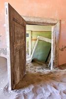 cidade fantasma kolmanskop, namíbia foto