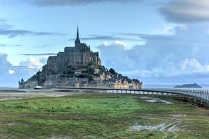 bela catedral de mont saint-michel na ilha, normandia, norte da frança, europa. foto
