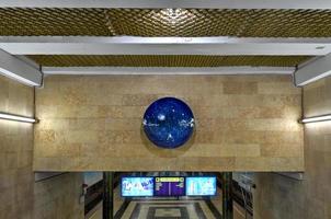 tashkent, uzbequistão - 8 de julho de 2019 - estação de metrô kosmonavtlar, uma estação com tema de programa espacial do metrô de tashkent na linha ozbekiston em tashkent, uzbequistão. foto