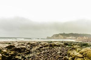 falésias naturais espetaculares aval de etretat e belo litoral famoso em um dia nublado na normandia, frança, europa. foto