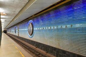 tashkent, uzbequistão - 8 de julho de 2019 - estação de metrô kosmonavtlar, uma estação com tema de programa espacial do metrô de tashkent na linha ozbekiston em tashkent, uzbequistão. foto