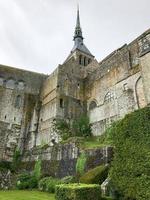 bela catedral de mont saint-michel na ilha, normandia, norte da frança, europa. foto