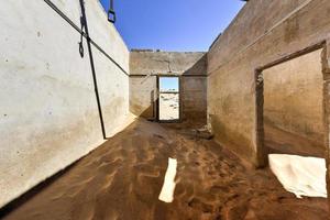 cidade fantasma kolmanskop, namíbia foto