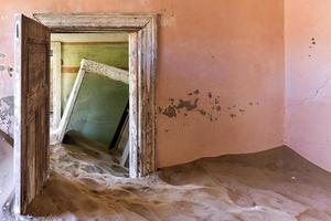 cidade fantasma kolmanskop, namíbia foto