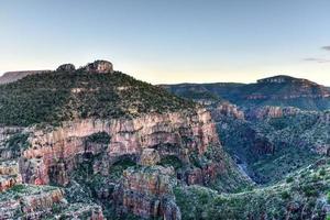 vista da paisagem do mirante de becker butte no arizona ao longo da rota 60. foto