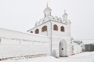 mosteiro pokrovsky na antiga cidade de suzdal no anel de ouro da rússia. foto