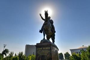 tashkent, uzbequistão - 8 de julho de 2019 - monumento a amir timur na praça amir timur em tashkent, uzbequistão. foto