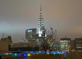 cidade de nova york - 21 de dezembro de 2008 - vista panorâmica do centro de manhattan à noite durante o inverno. foto