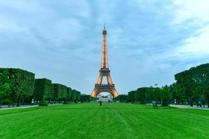 a icônica torre eiffel em uma noite chuvosa do champ de mars em paris, frança, 2022 foto