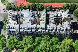 vista panorâmica aérea dos telhados de paris, frança no verão. foto