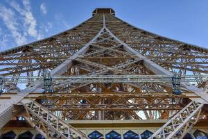 a icônica torre eiffel em paris, frança. foto