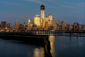 vista da baixa manhattan de new jersey ao pôr do sol. foto