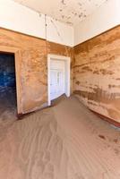 cidade fantasma kolmanskop, namíbia foto