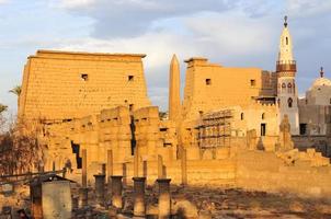 templo de luxor, egito ao pôr do sol foto