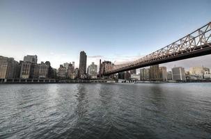 roosevelt island e queensboro bridge, manhattan, nova york foto