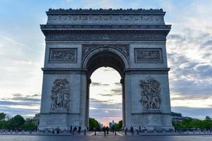 o arco do triunfo de l'étoile é um dos monumentos mais famosos de paris, situado no extremo oeste dos champs-elysées, no centro da place charles de gaulle. foto