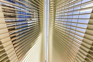 nova york, eua - 16 de abril de 2016 - o oculus no hub de transporte do world trade center para o caminho na cidade de nova york. está localizado entre o 2 World Trade Center e o 3 World Trade Center foto