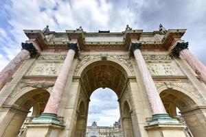 arco triunfal nos jardins das tulherias em paris, frança. o monumento foi construído entre 1806-1808 para comemorar as vitórias militares de napoleão. foto