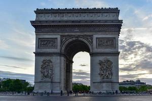 o arco do triunfo de l'étoile é um dos monumentos mais famosos de paris, situado no extremo oeste dos champs-elysées, no centro da place charles de gaulle. foto