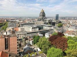 vista aérea do horizonte da cidade de bruxelas na bélgica e do palácio da justiça. foto