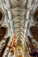 interior de st. miguel e st. catedral gudula em bruxelas, bélgica, 2022 foto