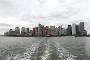 vista do centro de manhattan em um dia nublado. foto