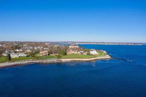 newport, rhode island - 29 de novembro de 2020 - vista aérea da costa rochosa e do penhasco de newport, rhode island. foto