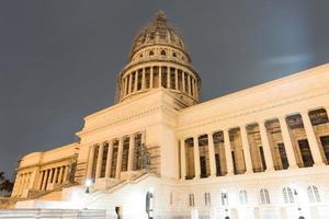 edifício da capital nacional ao entardecer em havana, cuba. foto