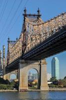 ponte de queensboro vista de manhattan até queens. foto