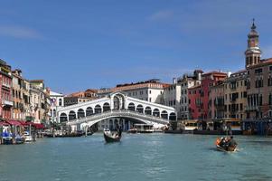 a ponte de rialto ao longo do grande canal em veneza, itália foto