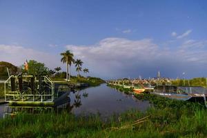 barcos aéreos estacionados nos marismas tropicais da flórida à noite foto