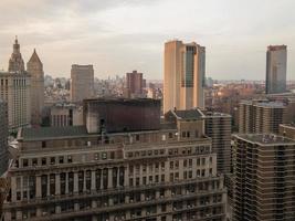 horizonte aéreo do centro da cidade de nova york à noite em direção ao pôr do sol. foto