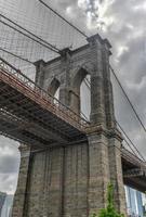 arcos góticos da ponte de brooklyn do brooklyn bridge park. foto